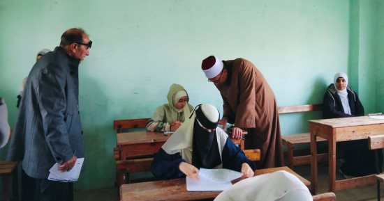 رئيس المنطقة الأزهرية بكفر الشيخ يتابع امتحانات أولى وثانية ثانوى بمعاهد الرياض