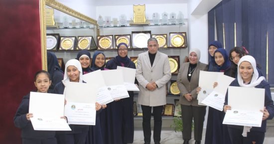 مدير تعليم الجيزة يكرم الطلاب المنتظمين فى الحضور بالفصل الدراسى الأول.. صور
