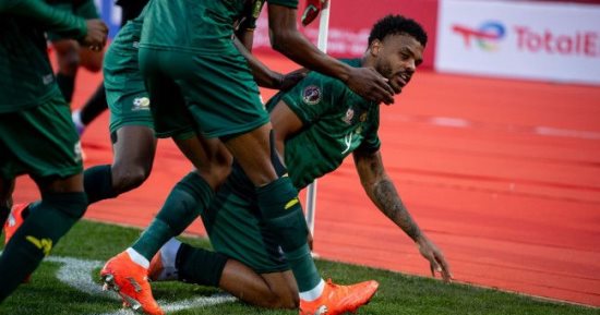 منتخب جنوب أفريقيا يصعق زيمبابوى 3-2 ويرافق الفراعنة إلى دور الـ16.. فيديو