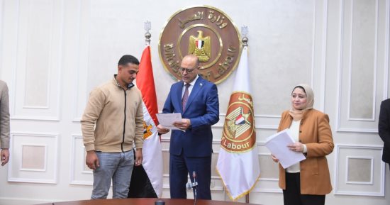 ​وزير العمل يُسلم دفعة جديدة من عقود العمل بالإمارات والأردن