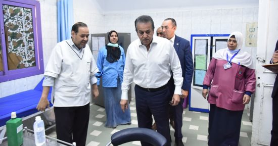 وزير الصحة يوجه بإحالة المتغيبين عن العمل بمستشفى سنورس المركزى