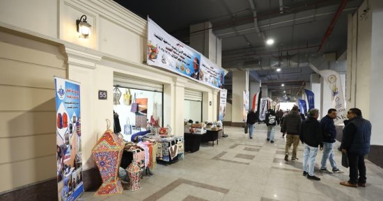 تخفيضات من 20 لـ30% جولة فى معرض السلع الغذائية بموقف رمسيس الجديد.. فيديو