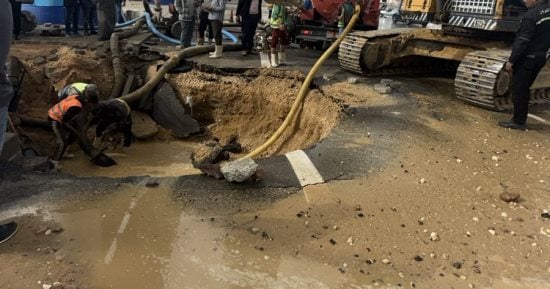 جهاز القاهرة الجديدة ينتهى من شفط المياه وبدء أعمال الحفر لإصلاح كسر خط الطرد
