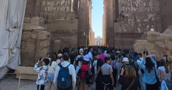 بهجة سياح العالم فى ليلة رأس السنة بالأقصر.. الأجانب يستمتعون بدفء الشتاء شرق وغرب عاصمة التاريخ الفرعونى.. خريطة الزيارات تبدأ برحلات البالون وتتواصل في معابد حتشبسوت والرمسيوم وتنتهى في الكرنك.. صور