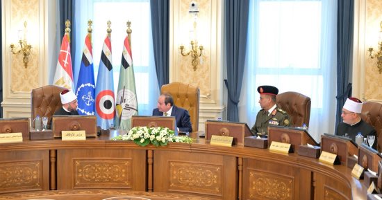 الرئيس السيسى يشهد اختبارات كشف الهيئة لحاملى الدكتوراه من دعاة وزارة الأوقاف بمقر الأكاديمية العسكرية بالعاصمة الجديدة.. والرئيس يؤكد على أهمية دور التعليم والمساجد والكنائس والإعلام فى مواجهة التحديات