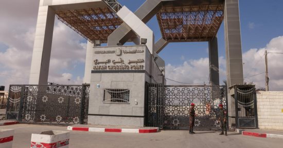 الأخبار العربية والعالمية حتى الظهيرة.. الدفعة الثانية من العائدين إلى غزة تصل معبر رفح.. الجيش السودانى يفك حصار كادقلى جنوب كردفان.. حريق ضخم بسوق تجارى بطهران.. اعتراف رسمى بأخطاء فى الإفراج عن ملفات إبستين