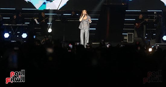 إليسا تمازح أحد جمهور حفل العاصمة الجديدة: بحبك يا ولا.. وإيه الجو الثلج ده.. صور
