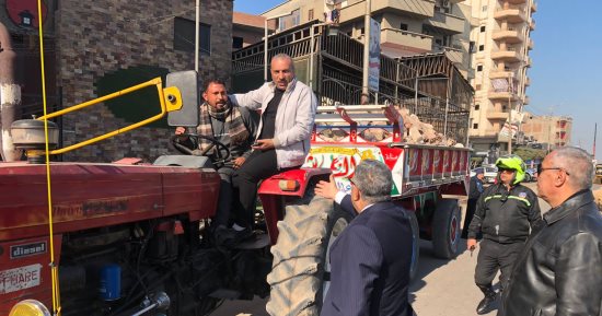 محافظ الدقهلية يصادر جرارا زراعيا لإلقاء مخلفات الهدم على الطريق العام