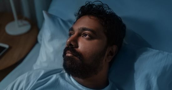 ليه مش بتعرف تنام غير فى الدوشة والصوت العالى؟.. اعرف السبب النفسى
