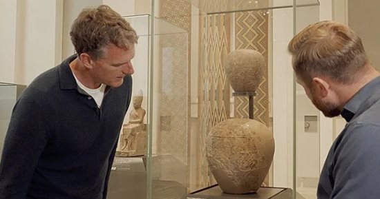 قطع أثرية تكشف أصول مصر القديمة فى معرض متحف أشموليان