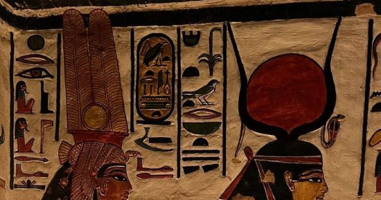 مقتنيات المتحف المصرى.. أزياء تبرز الأناقة النسائية فى مصر القديمة