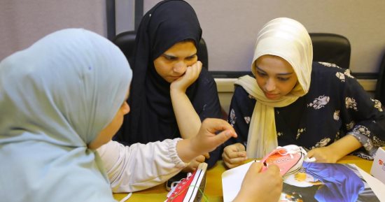 أول أتوبيس متنقل لـ«صناع الخير» يجوب القرى لتمكين السيدات وإحياء الحرف التراثية وتحويلها إلى قوة إنتاجية.. محافظ الغربية: المرأة شريك أصيل فى التنمية.. ويؤكد: نستهدف توفير فرص عمل والحفاظ على الهوية.. صور