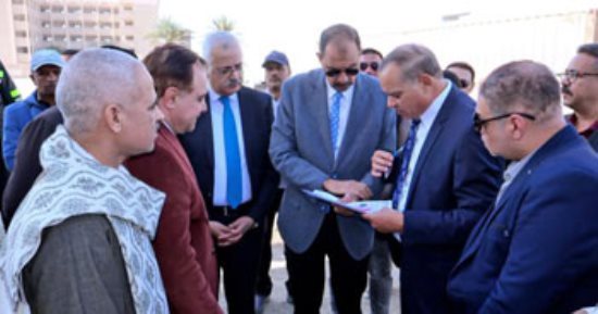 على مساحة 11 فدانا.. محافظ سوهاج يتفقد موقع مصنع الطوب الأسمنتى غرب جرجا
