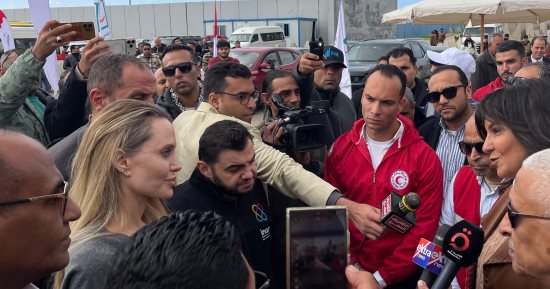 محافظ شمال سيناء يستقبل أنجلينا جولي ويتفقدان معبر رفح (صور)