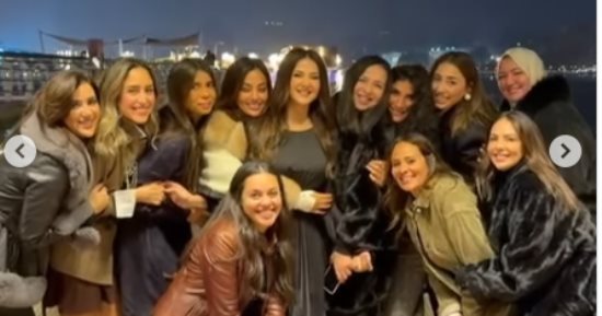 دنيا سمير غانم فى صورة مع إيمى وأصدقائهما من عيد ميلادها.. فيديو