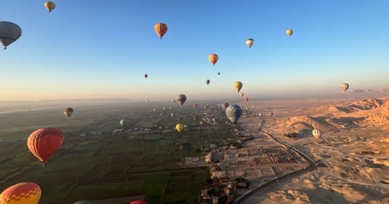 سماء الأقصر تشهد تحليق 75 رحلة بالون طائر تقل على متنها 2000 سائح.. صور