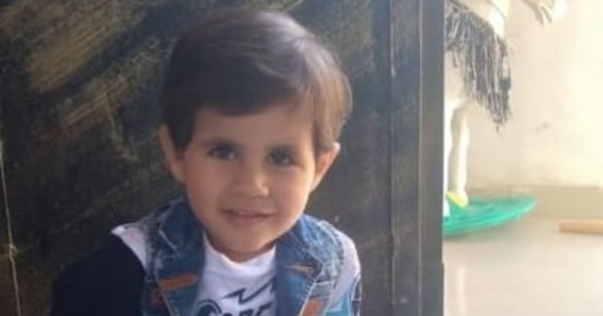 آدم أبو حليب.. طفل فلسطينى قصف منزله.. فقد شقيقه ويواجه خطر فقدان عينيه