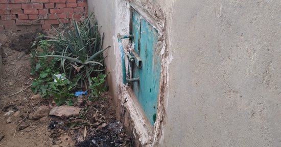 تفاصيل استخراج 25 كيلو عسل من داخل قبر فى المنوفية.. صور