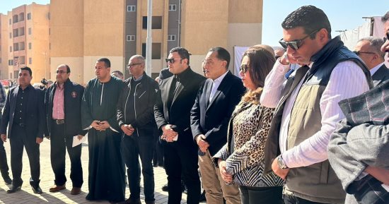 رئيس الوزراء يسلم عقود الوحدات السكنية بمشروع 30 عمارة سكنية بمدينة الطود
