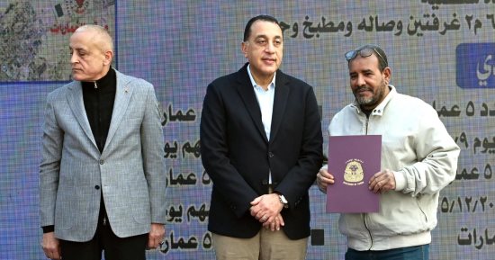 رئيس الوزراء يسلم عددا من عقود مستحقى الوحدات السكنية بمشروع إسكان الطود