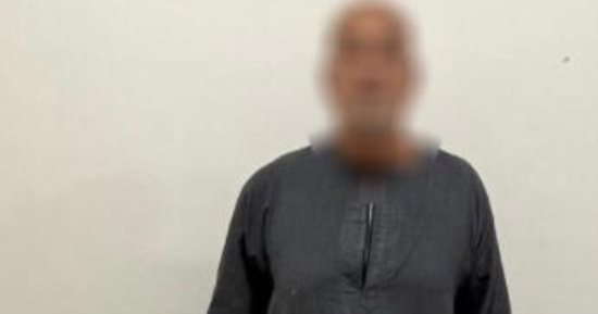 وزارة الداخلية تضبط شخص يوزع كروت بمحيط لجان الأقصر