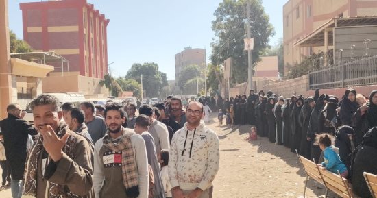 إقبال كبير من السيدات على لجان إسنا بجولة الإعادة بانتخابات النواب.. صور