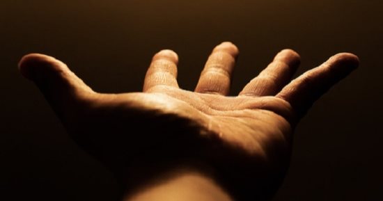 تفسير حلم إلقاء الأشياء.. إطلاق المشاعر السلبية وتخلى عن الأعباء