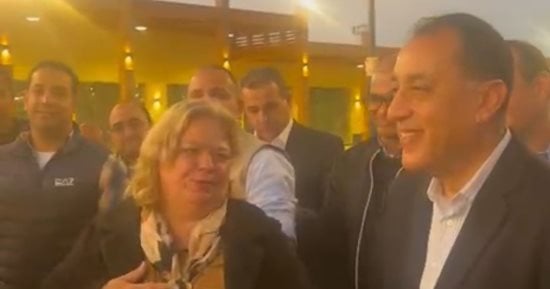 سعيدة بوجودي.. سائحة تلتقط صورة تذكارية مع رئيس الوزراء على كورنيش الأقصر