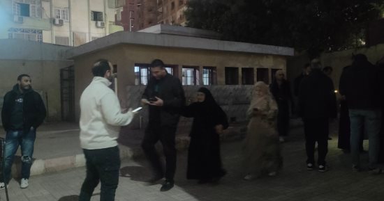 سيدة عمرها 77 عاما تصر على التصويت بانتخابات النواب رغم برودة الطقس فى الهرم