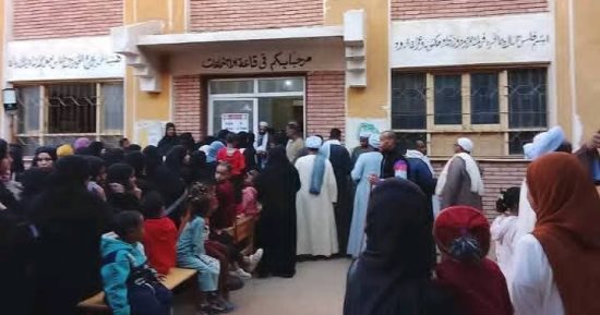 انتخابات مجلس النواب.. زحام أمام لجان المنصورية فى أسوان.. صور