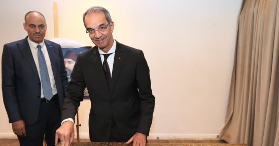 وزير الاتصالات يتفقد أجنحة معرض الرواد السنوى ويدشن طابع بريد تذكاري