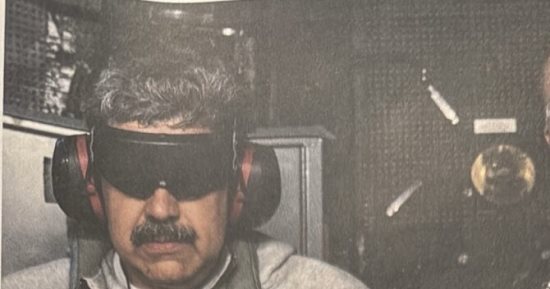 العالم هذا المساء.. ترامب ينشر صورة للرئيس الفنزويلى مادورو معصوب العينين ومقيد اليدين.. صور للرئيس الأمريكى خلال متابعته مع مسئولين عملية الاعتقال.. واحتجاجات فى فنزويلا رفضًا للضربة العسكرية الأمريكية