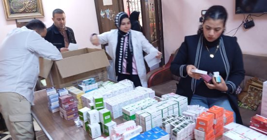 رئيس جامعة القاهرة يستعرض تقريرا عن نتائج أعمال القافلة التنموية بقرية المنوات
