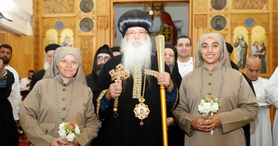 الأنبا إسحق يدشّن أوانى مذبح ويصلي صلوات تكريس مكرسات جديدات بطما