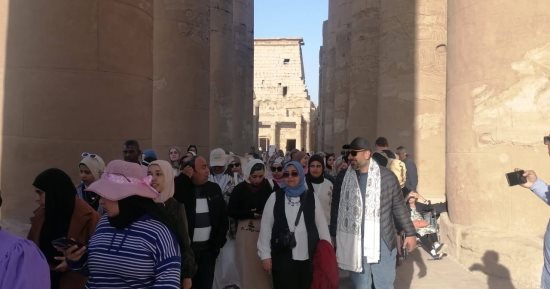 ثقافة الأقصر ينظم جولات لـ110 فتاة من المحافظات الحدودية بمعبد الأقصر.. صور