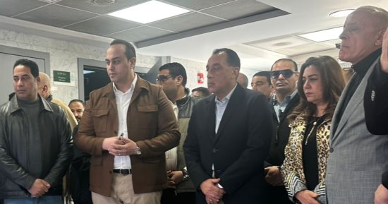 الخدمة كويسة ولا فى شكوى؟.. مدبولى يطمئن على مرضى الأورام فى مستشفى الكرنك