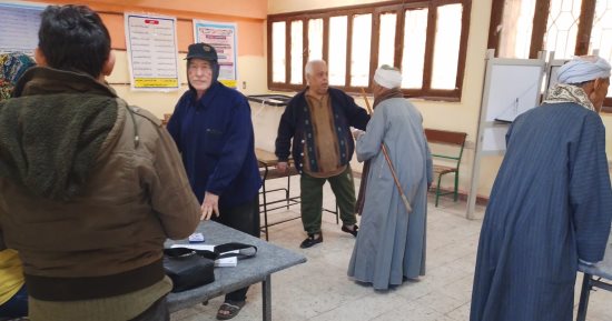 كبار السن يزينون اللجان بجولة إعادة انتخابات مجلس النواب فى الوراق.. صور