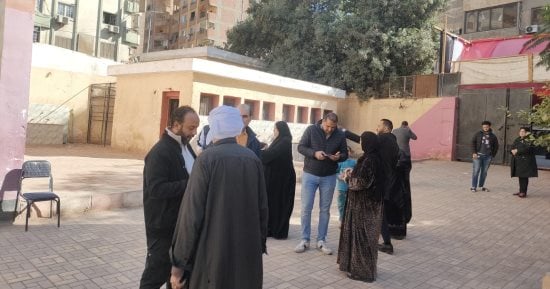 كبار السن يتحدون الصقيع ويصنعون الفارق فى صناديق الاقتراع بالهرم