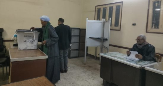 السيدات يتوافدن بأطفالهم للتصويت انتخابات مجلس النواب بالأقصر.. صور