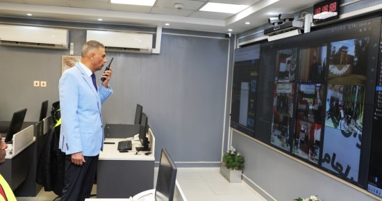 محافظ أسوان يتابع سير الانتخابات من داخل مركز سيطرة الشبكة الوطنية