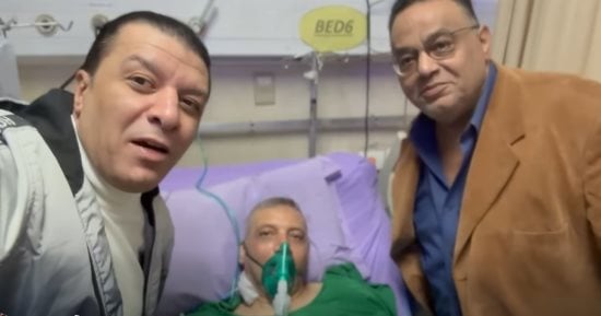 مصطفى كامل يزور منصور هندى: الحمد لله على نجاح العملية ربنا يتم شفاك