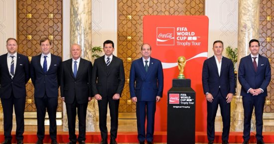 الرئيس السيسى يستقبل وفد فيفا فى إطار الجولة الترويجية لكأس العالم.. صور  