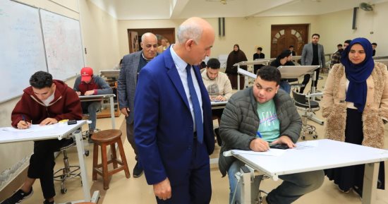 رئيس جامعة كفر الشيخ يتفقد امتحانات الفصل الدراسي الأول وكنترولات كلية الهندسة