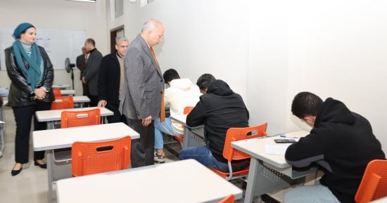 رئيس جامعة المنصورة الأهلية يتفقد امتحانات الفصل الدراسي الأول