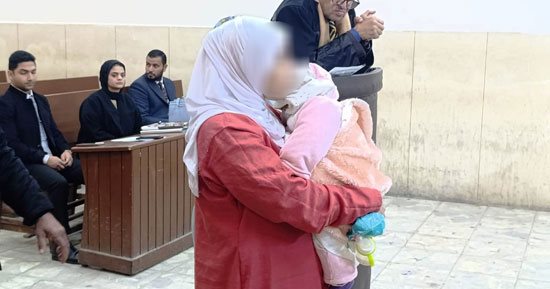 مشاهد من محاكمة قاتلة زوجها وأطفاله الـ6 فى المنيا.. بالبدلة الحمراء وتحمل طفلها
