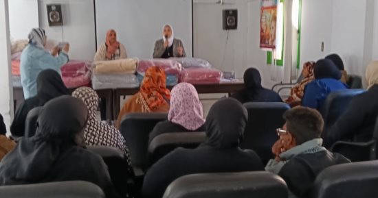 تضامن الإسماعيلية تواصل دعم الأسر الأَولى بالرعاية بتوزيع بطاطين ومواد غذائية