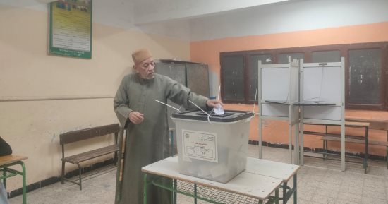 كبار السن يفتتحون آخر أيام التصويت فى جولة الإعادة بالهرم