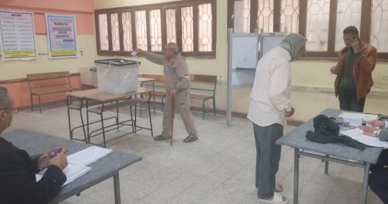 كبار السن يشاركون في آخر أيام انتخابات مجلس النواب بالوراق وطناش.. صور
