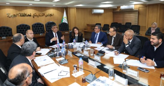 محافظ الجيزة: غير مسموح بإعلانات تحجب الرؤية البصرية لمسارات المحاور المرورية