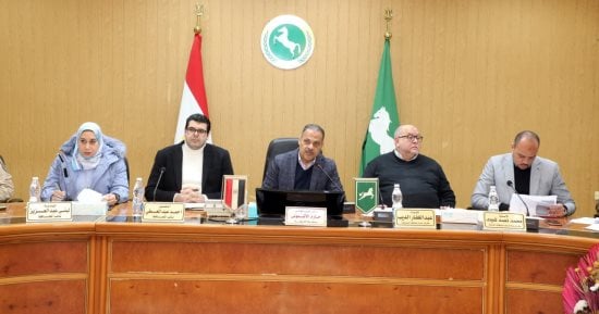 محافظ الشرقية يُسلم 30 عقد عمل لذوي الهمم بالقطاع الخاص